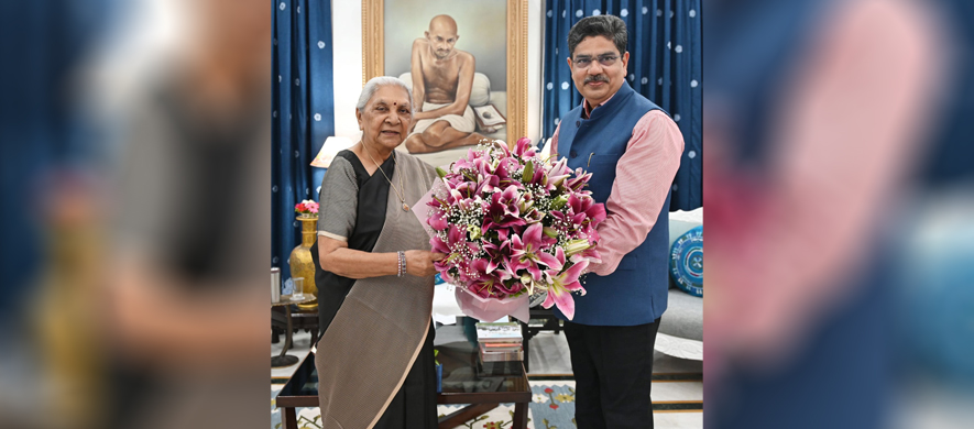 Vice Chancellor greeting Honourable Chancellor Smt. Anandiben Patel