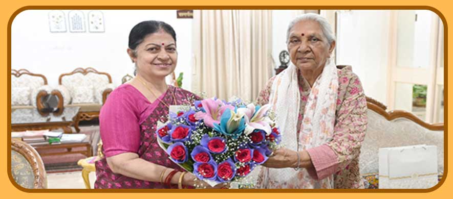 Vice Chancellor greeting Honourable Chancellor Smt. Anandiben Patel