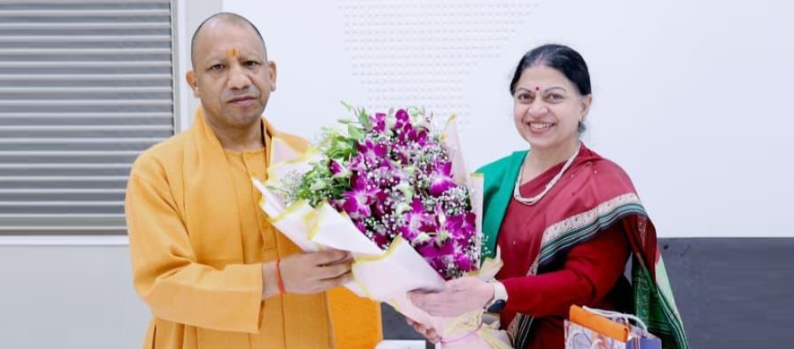 VC greeting Honourable CM Shri Yogi Adityanath Ji
