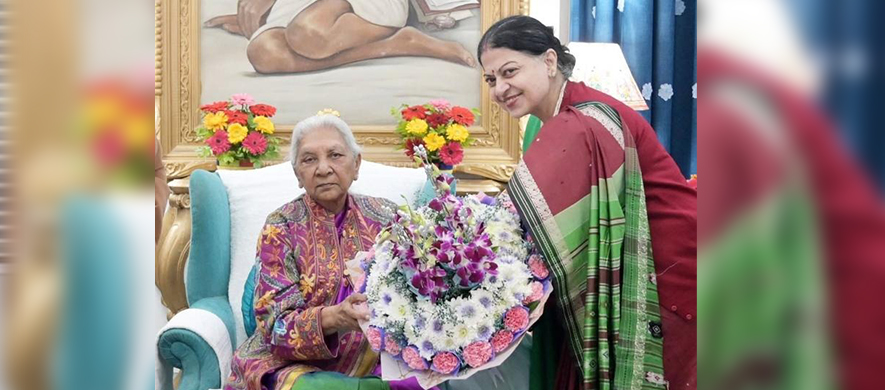 Vice Chancellor greeting Honourable Chancellor Smt. Anandiben Patel