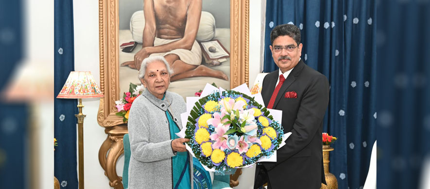 Vice Chancellor greeting Honourable Chancellor Smt. Anandiben Patel